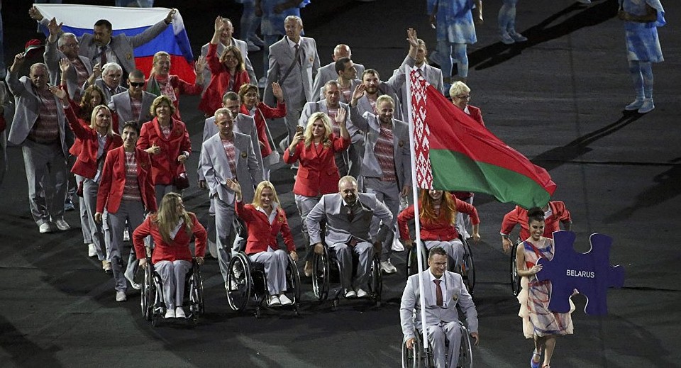 Фомочкин шел в конце колонны белорусских паралимпийцев. Фото: REUTERS