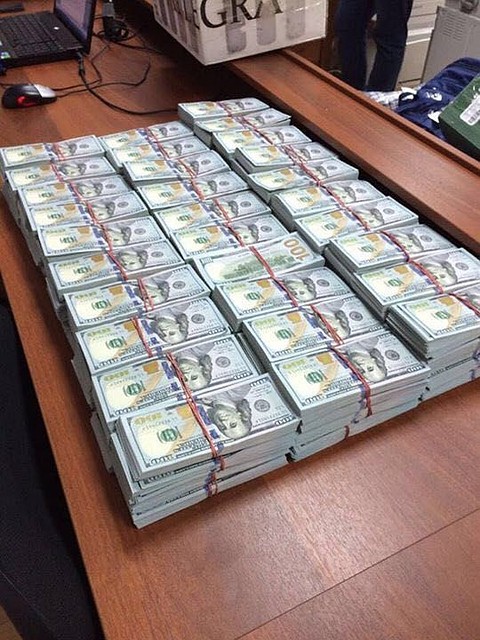 Для пересчета изъятых в ходе обыска денежных средств потребовалась ночь работы оперативников. ФОТО: Оперативная съемка, предоставлено kommersant.ru