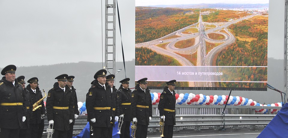 На новой трассе возвели 14 мостов, 3 транспортные развязки, наземный пешеходный переход и два лыжных проезда, взорвали 410 квадратных километров скалы и установили шумозащитные экраны вблизи жилых домов. Фото: Екатерина КОНОТОП