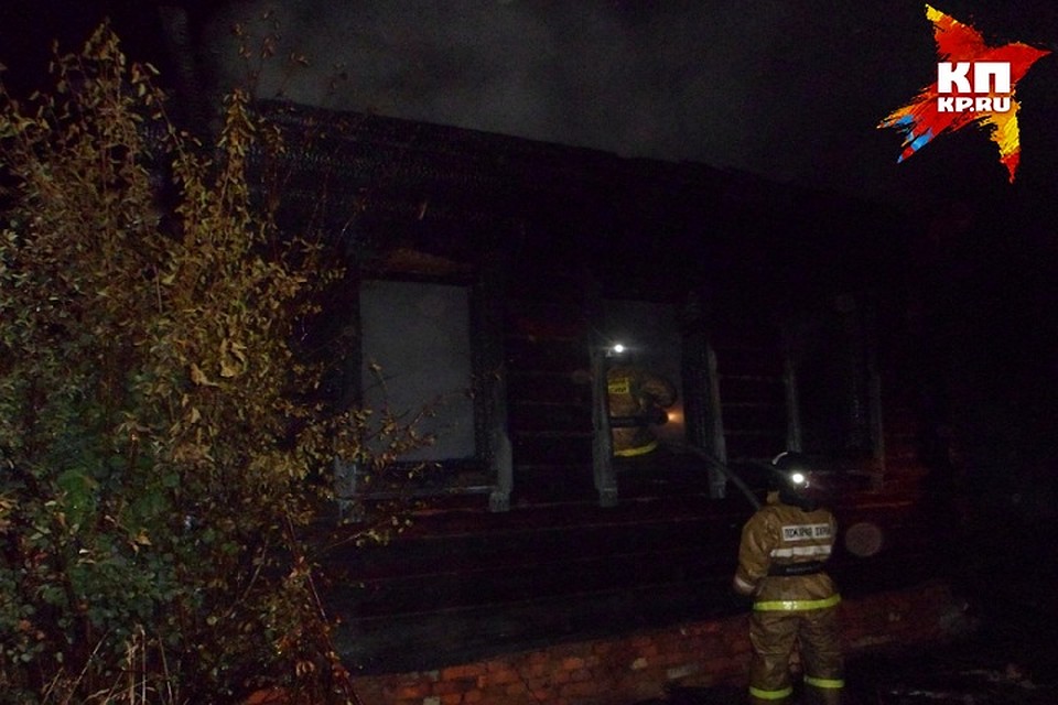 22 августа около двух часов ночи загорелся на улице Первомайской в Ягуле жилой дом. Никто не пострадал. Предварительная причина - поджог. Автор фото: ГУ МЧС по УР