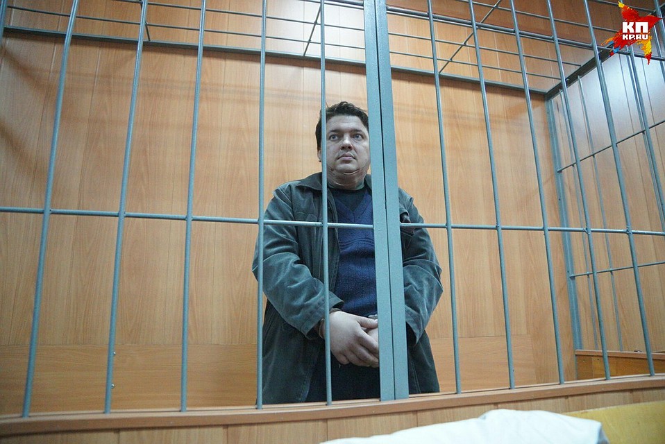 Александр после расправы над семьей пытался покончить с собой, воткнув нож в горло. Но врачи его спасли Фото: Алексей БУЛАТОВ