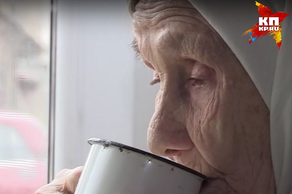 90-летняя Анна Боброва теперь не хочет даже выходить из дома Ольги, говорит, что ей у соцработника уютно и тепло. Фото: скрин с видео"Приемные старики", программа "Живу в Ижевске", ТНТ, www.newregion.ru