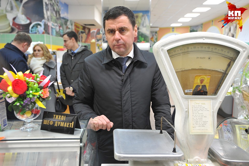 На рынке Дмитрий Миронов поинтересовался ярославской продукцией. Фото: Виктор ГУСЕЙНОВ