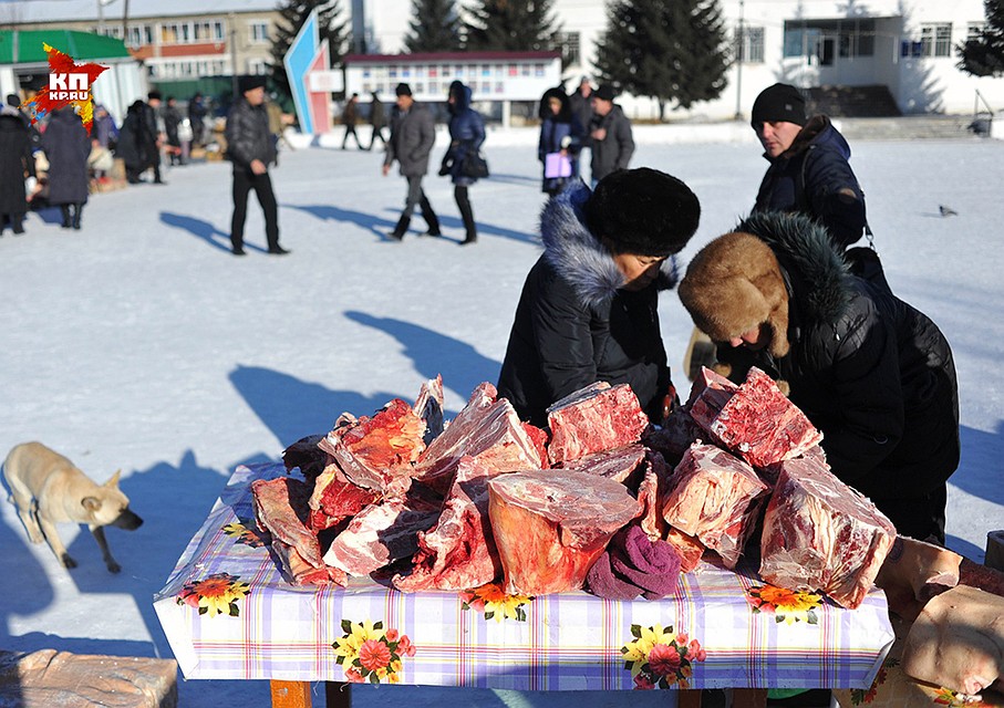 На главной площади Хилка проходила мясная ярмарка Фото: Виктор ГУСЕЙНОВ
