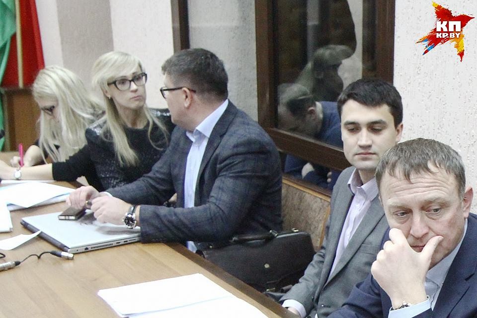 У Гарника Сарумянца (в клетке с опущенной головой) под ванной нашли 1,8 миллионов долларов. Фото: Виктор ГИЛИЦКИЙ