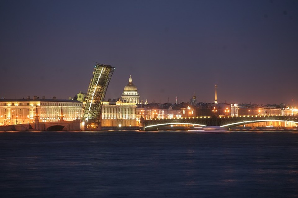 Разведение мостов - вечная романтика города. Фото: Тимур ХАНОВ