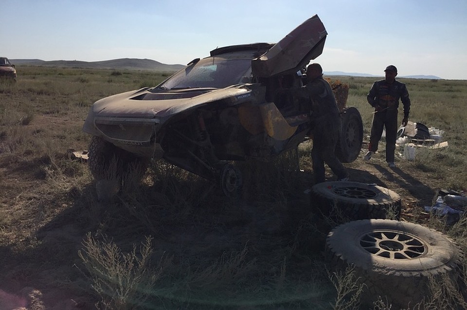 Знаменитый француз вынужден восстанавливать свой автомобиль своим силами – техничка команды завязла в нескольких десятках километров от места аварии
