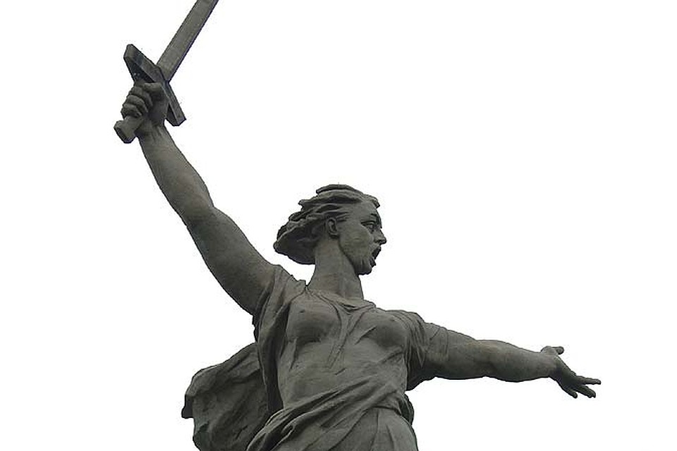 За полвека у статуи заменили меч на более лкгкий из нержавеющей стали и добавили стягивающие канаты в руки. Фото: Андрей МИРЕЙКО