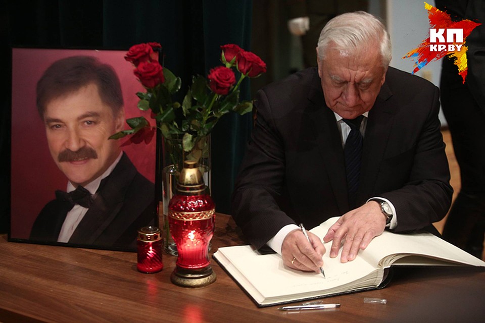 Председатель Совета Республики Национального собрания Михаил Мясникович оставил запись в книге соболезнований. Фото: Павел МАРТИНЧИК