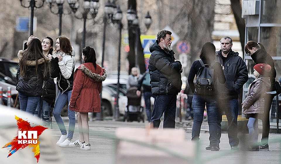 Пока наши корреспонденты пытались поговорить с родителями Дианы (на фото - справа), сама девушка делала селфи со своими юными поклонницами, которые тут же, на улице, узнали ее (слева). Что поделать, она теперь кумир молодежи. Фото: Михаил ФРОЛОВ