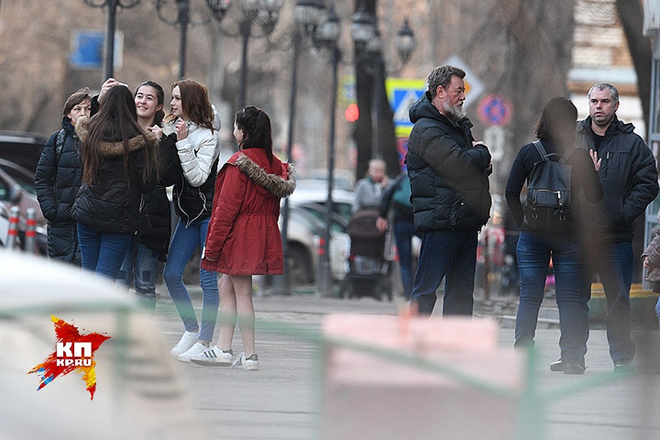 Пока наши корреспонденты пытались поговорить с родителями Дианы (на фото - справа), сама девушка делала селфи со своими юными поклонницами. Фото: Михаил ФРОЛОВ