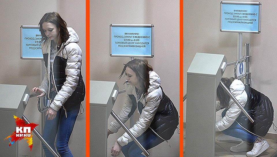 Сначала Диана пыталась прорваться через турникет. Когда вертушка не открылась, девушка полезла под нее. Фото: Михаил ФРОЛОВ