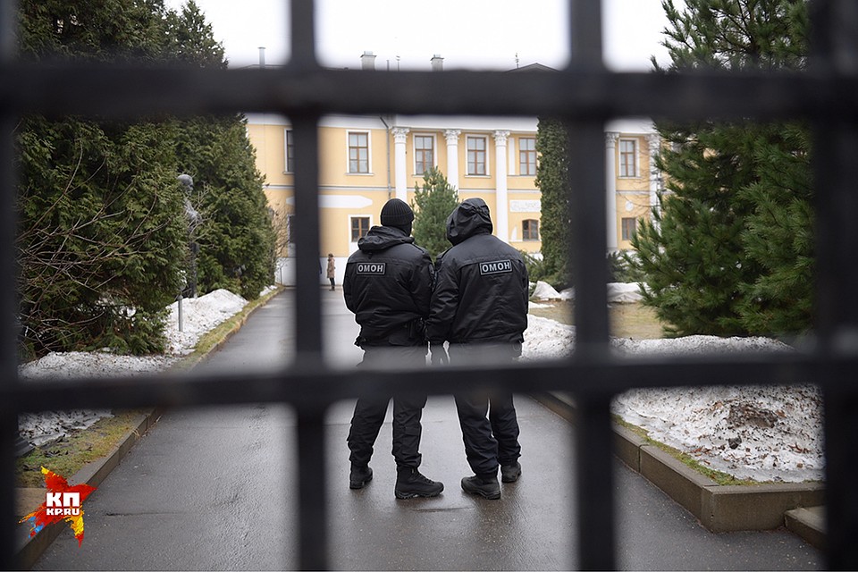 Ранним утром 7 марта в частный музей вошли следователи и представители ОМОНа Фото: Виктор ГУСЕЙНОВ