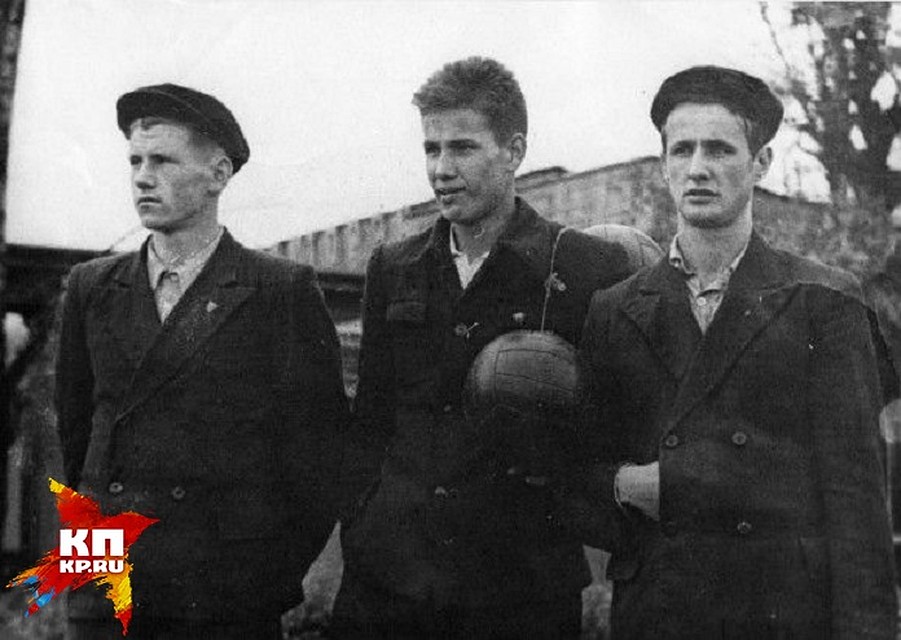 В институте Ельцин (в центре) играл в волейбол Фото: Ельцин-центр