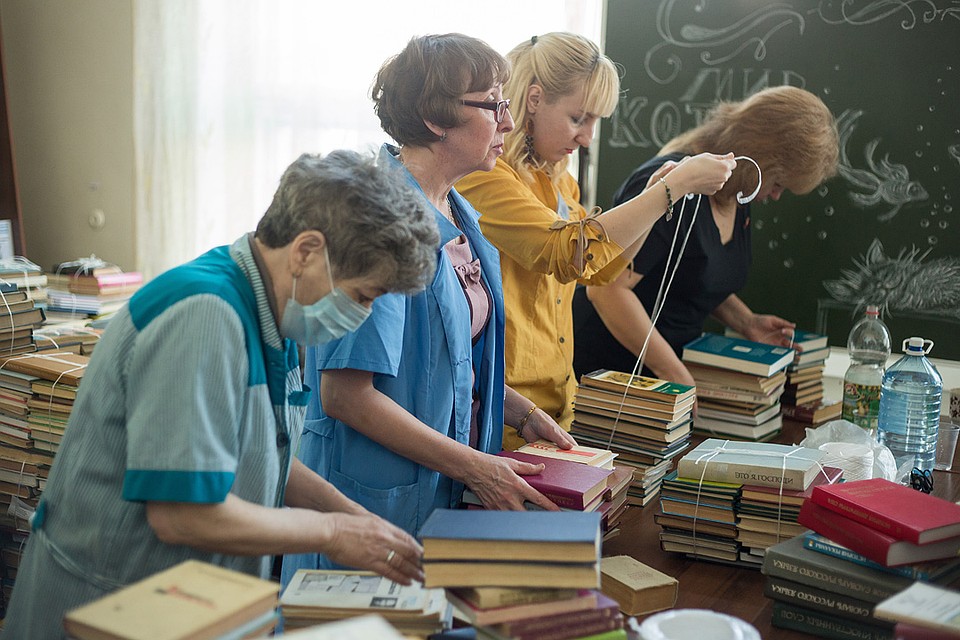 Книги оперативно упаковывают сотрудники библиотеки. Фото: Валерий ЗВОНАРЕВ