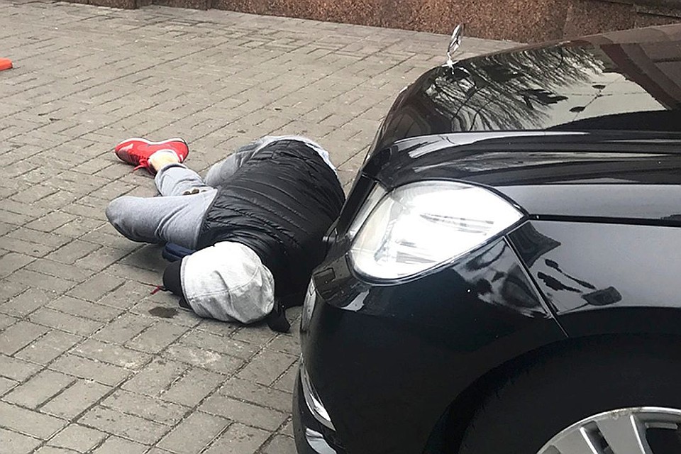 Если б киллер добил охранника, то через полчаса его красные ботинки мелькали бы где-нибудь за границей Фото: REUTERS