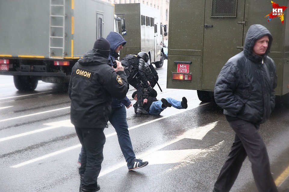 Некоторых задерживали довольно жестко. Фото: Павел МАРТИНЧИК