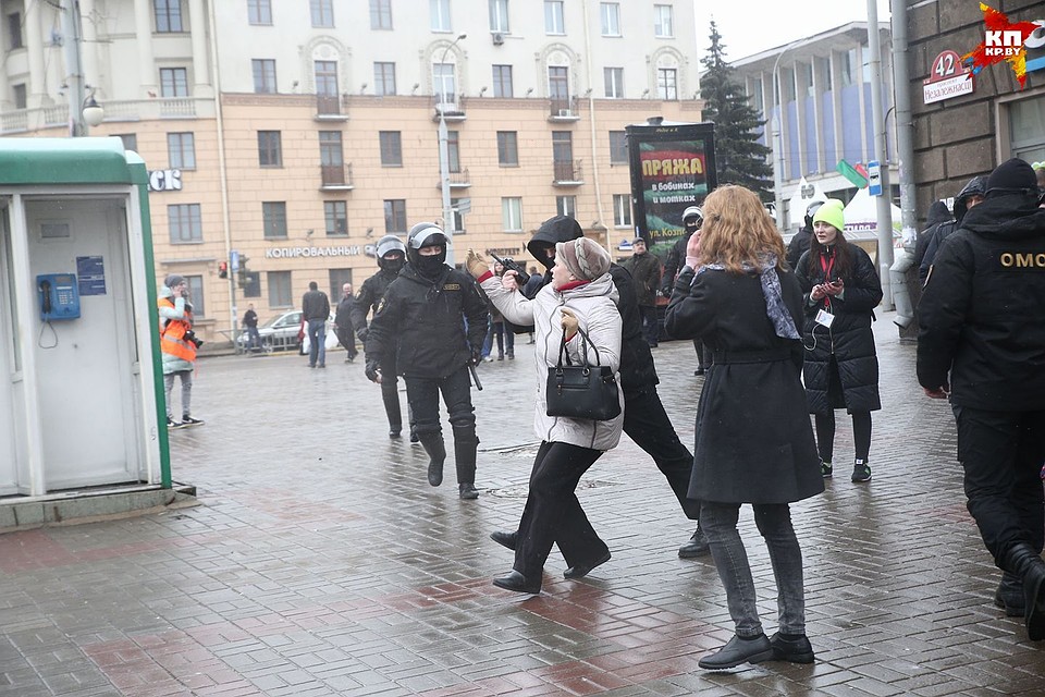 Сегодня в центре города ОМОН задерживал даже пожилых людей Фото: Павел МАРТИНЧИК