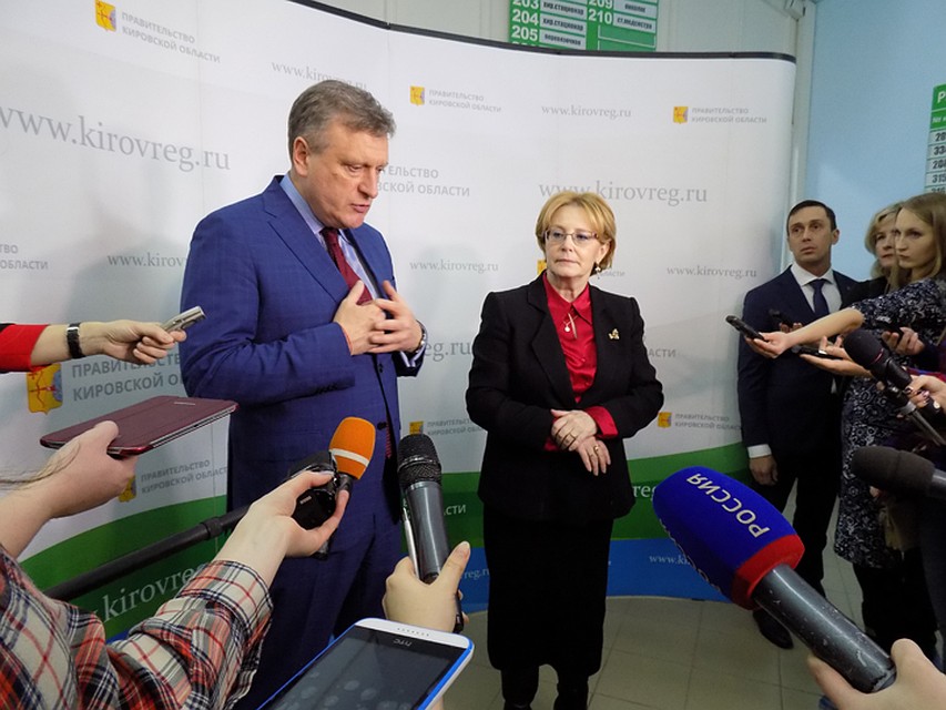 Глава региона Игорь Васильев сопровождал министра здравоохранения Веронику Скворцову во время ее визита в область. Фото: Екатерина ПЕРЕТЯГИНА