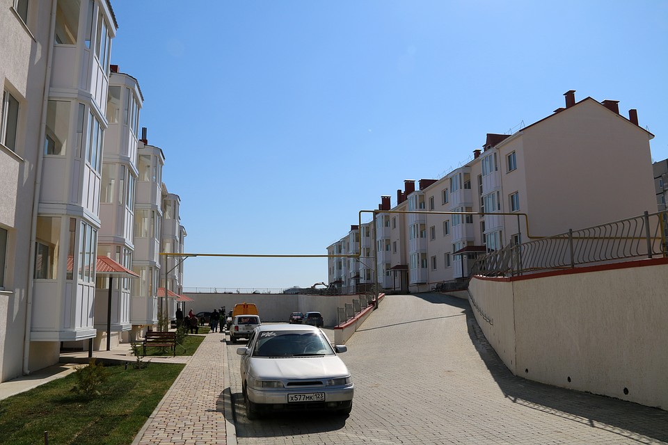 Два новых дома на улице Героев Сталинграда. Фото: Анастасия МЕДЫНЦЕВА