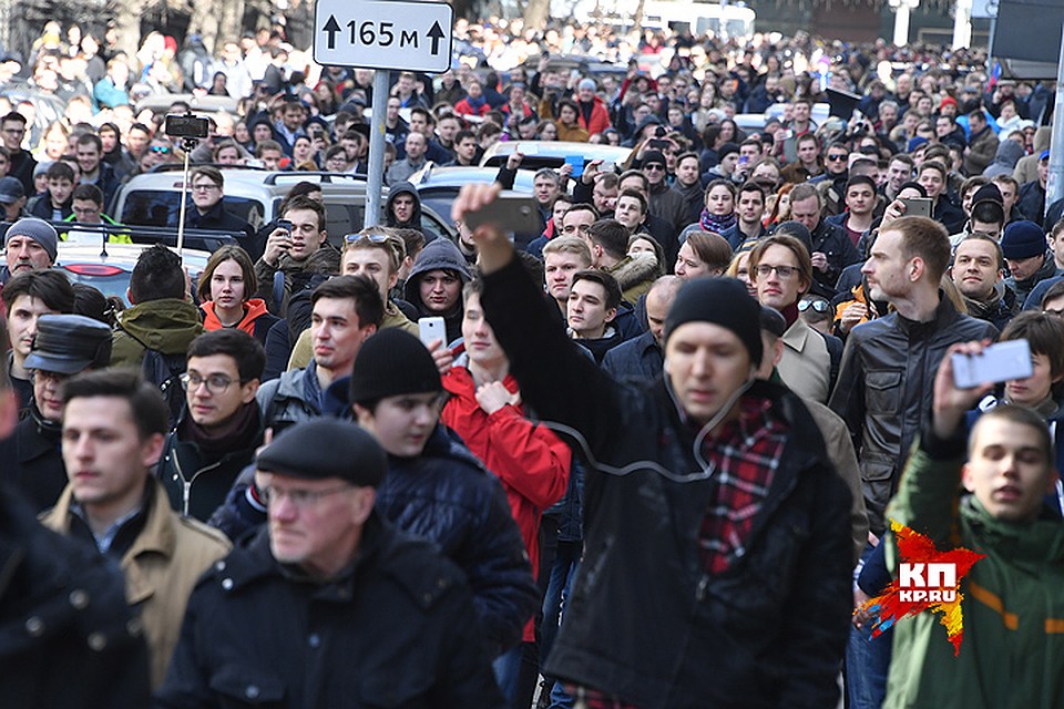 Митинг в центре Москвы не был согласован столичными властями, но всё же вылился в одно из самых массовых шествий оппозиции последних лет. Фото: Владимир ВЕЛЕНГУРИН