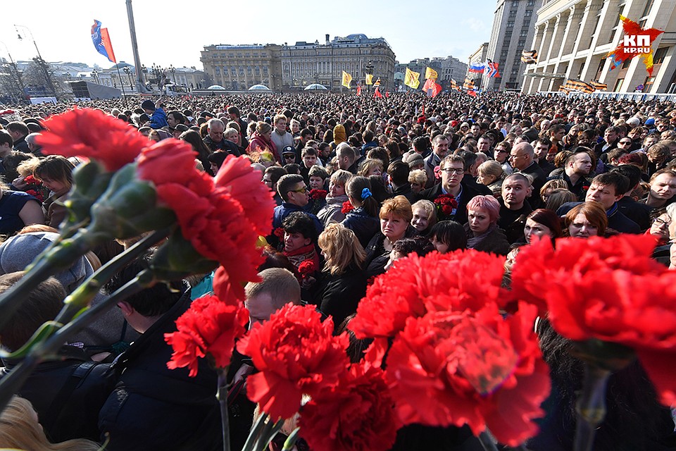 В четверг в центре Москвы несколько тысяч людей собрались на акцию памяти жертв теракта в питерском метро Фото: Владимир ВЕЛЕНГУРИН