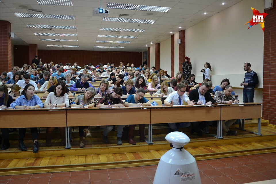 Среди чтецов уже есть роботы. Скоро они и писать диктант начнут. А потом скажут: «Отдайте нам свою обувь, одежду и мотоцикл».