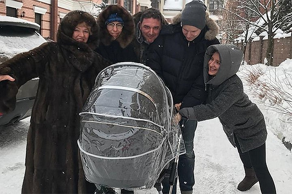 Когда Ксения и Максим заняты на работе, с сыном Платоном нянчится бабушка Людмила Нарусова и другие члены семьи. Или няня. Фото: Инстаграм.