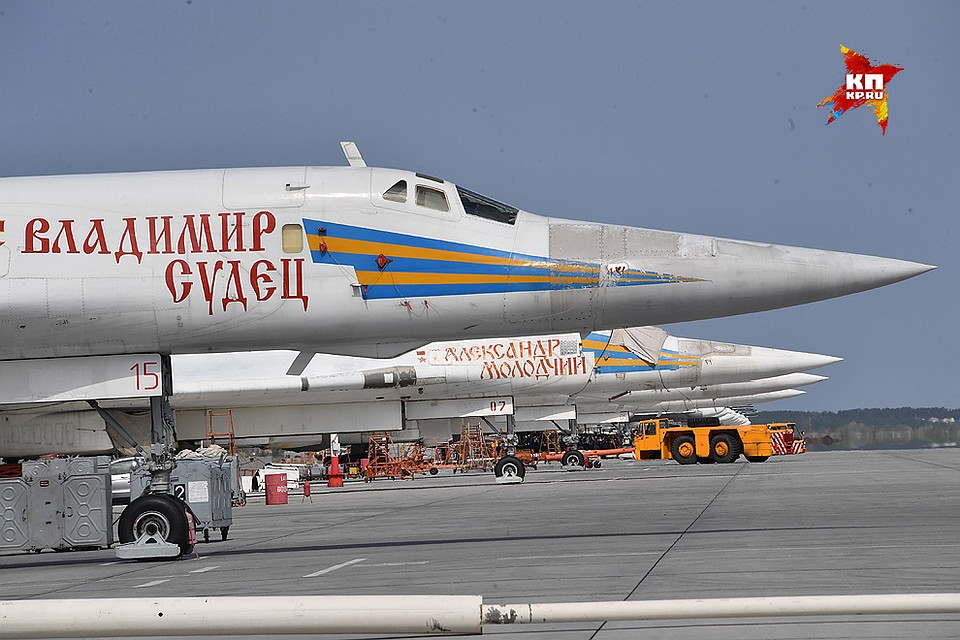 Бомбардировщики Ту-160 на аэродроме Энгельса. Фото: Владимир ВЕЛЕНГУРИН