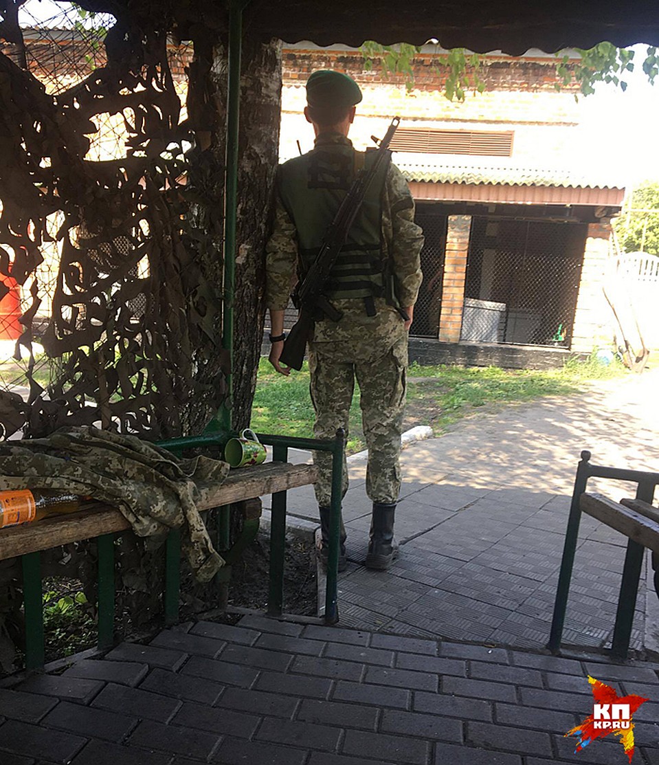 После вручения запретительных документов (Решений об отказе во въезде) Ремизову и Бодуэн поместили под охрану на улице Фото: Мария РЕМИЗОВА