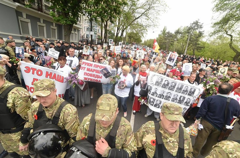 Руки прочь от маршала Победы Жукова! Мы не забыли 2 мая", - подхватывали одесситы. Фото: Максим Войтенко/facebook