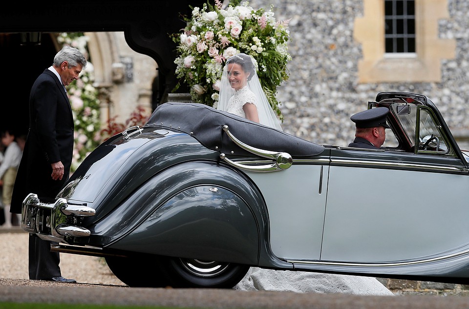 Невеста с отцом к церкви подъехали на раритетном автомобиле Jaguar 1951 года выпуска Фото: REUTERS