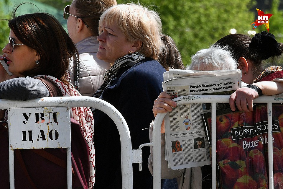 Весь путь к храму разделили на несколько отрезков и людей через них пропускают партиями. Фото: Евгения ГУСЕВА