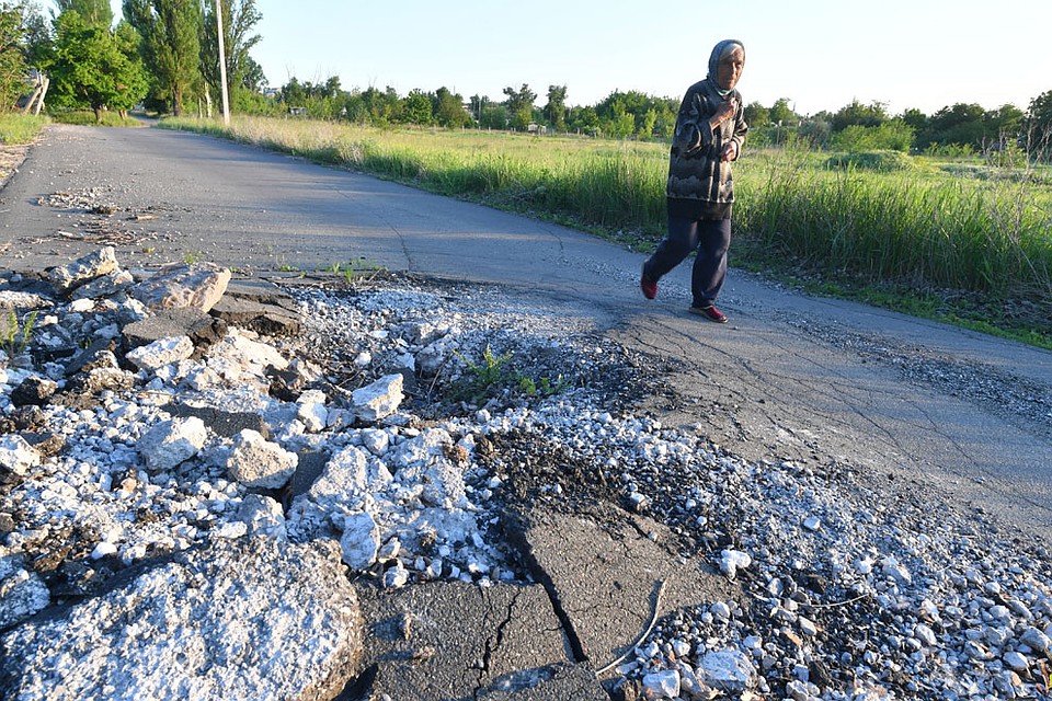 Воронки от мин и снарядов почти на каждой улице Фото: Владимир ВЕЛЕНГУРИН