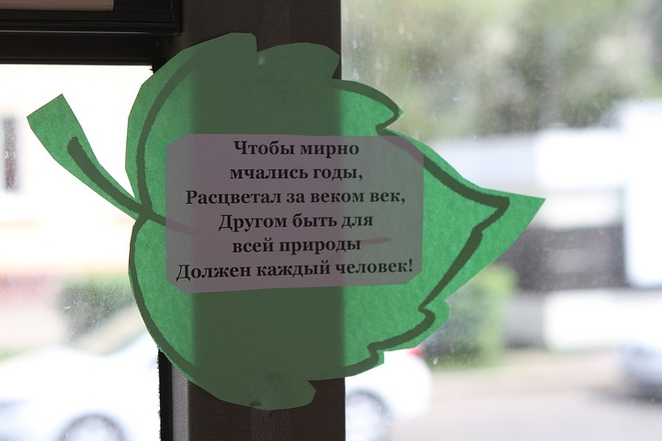 Школьники раздавали пассажирам листовки Фото: Александр ПОНОМАРЕВ
