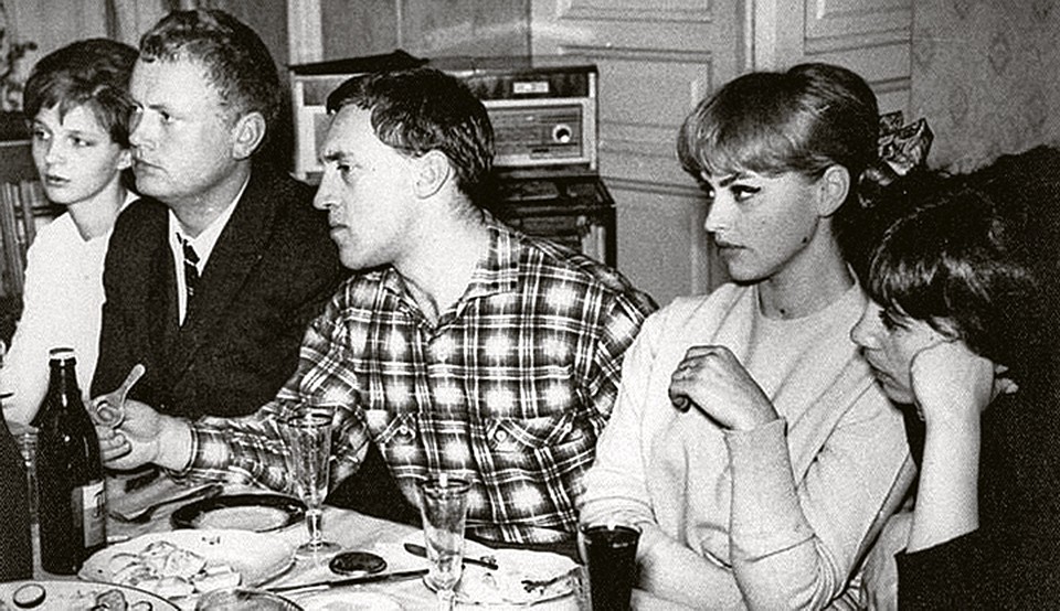 Иваненко ждала, что Владимир Высоцкий (в центре) позовет ее замуж. А он все тянул. Фото: kino-teatr.ru