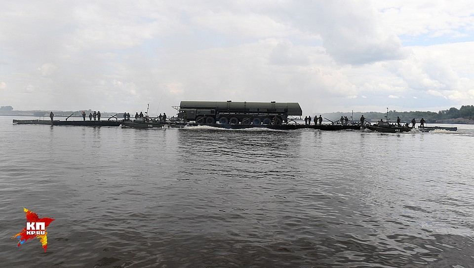 Ракетный комплекс «Ярс» с легкостью преодолевает водную преграду с помощью новейшего 360-тонного парома. Фото: Иван МАКЕЕВ