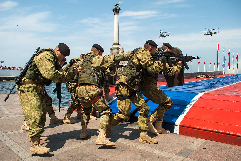 Морская пехота продемонстрировала операцию по высадке морского десанта на побережье. Фото: Анна САДОВНИКОВА