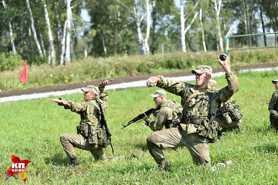 Чтобы не сбить боевой настрой, разведчики не смотрят за тем, как проходят испытания другие команды. Фото: Влад КОМЯКОВ