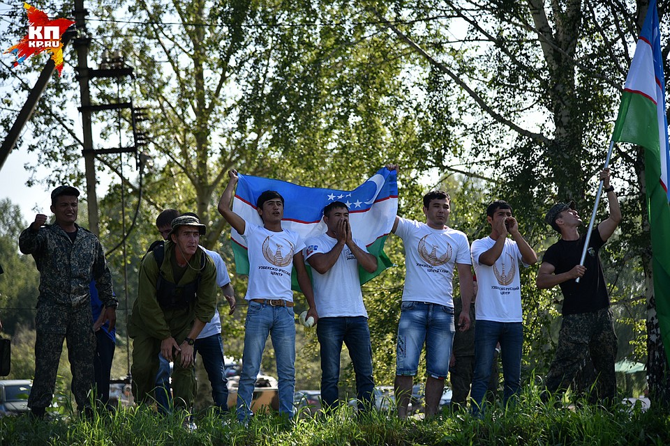 Поддержать своих приехали земляки, живущие в Новосибирске. Фото: Влад КОМЯКОВ