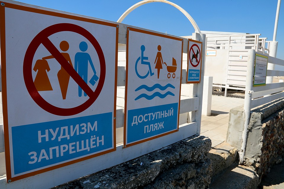 На входе есть пару табличек, а скоро появятся и другие. Фото: Анастасия МЕДЫНЦЕВА