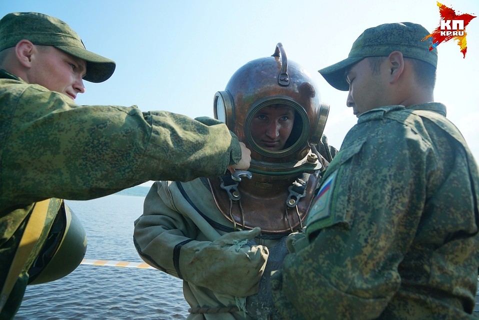 Водолазы под «шквальным огнем» обследуют дно и понтоны на наличие повреждений или «сюрпризов» от диверсантов. Фото: Алексей БУЛАТОВ