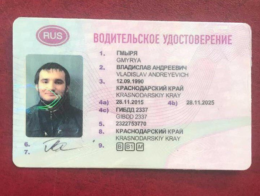 На месте ЧП остались водительские права участников перестрелки.