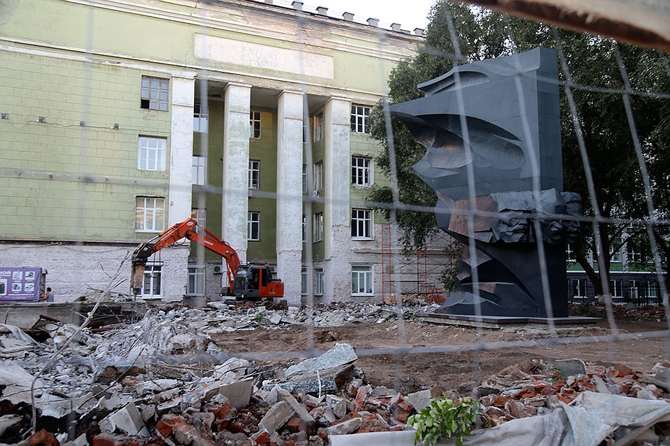 Фонтан "Красное знамя" на улице Красноармейской ремонтируют Фото: Антон СЕНЬКО