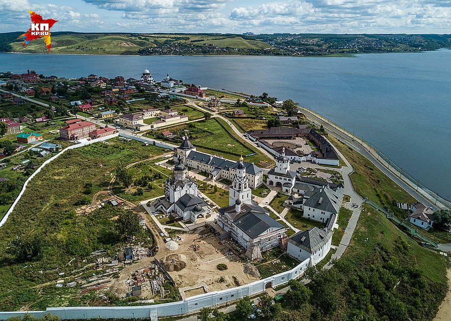 Главное украшение городка - Свияжский Успенский монастырь. Фото: Виктор ГУСЕЙНОВ