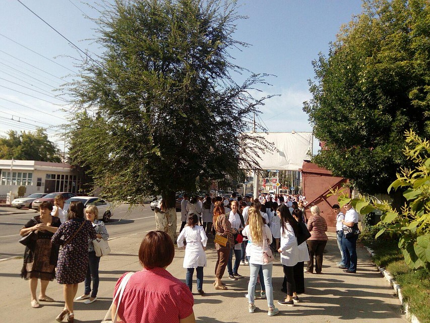 Эвакуация в Медицинском колледже. Фото: Григорий ЛЕОРДА