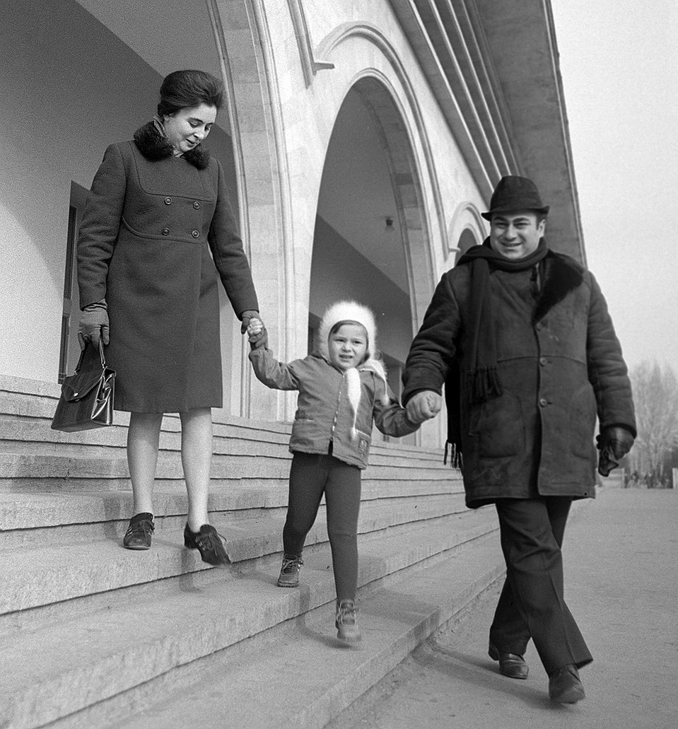 Певец Зураб Соткилава с женой Элисо и дочерью Текой, 1971 год. Фото Э.Гигилашвили /Фотохроника ТАСС/