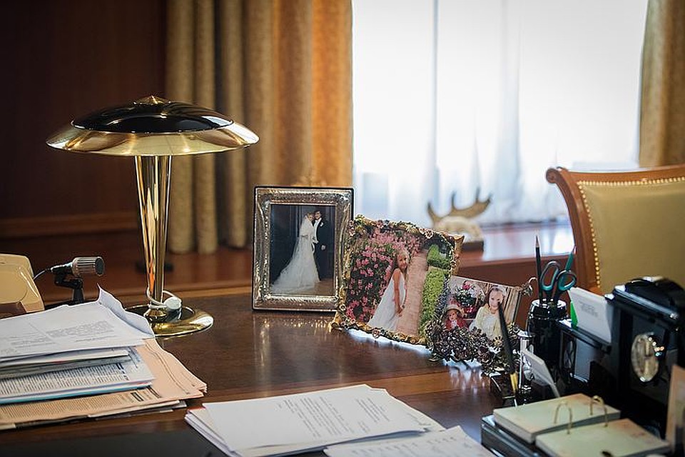 В кабинете у Матвиенко много личных фотографий. Фото: Пресс-служба Совета Федерации