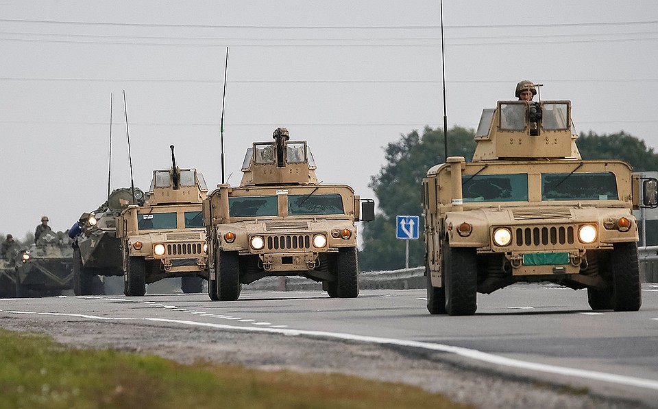 Американские бронеавтомобили с украинскими военным спешат в район ЧП. Фото: REUTERS