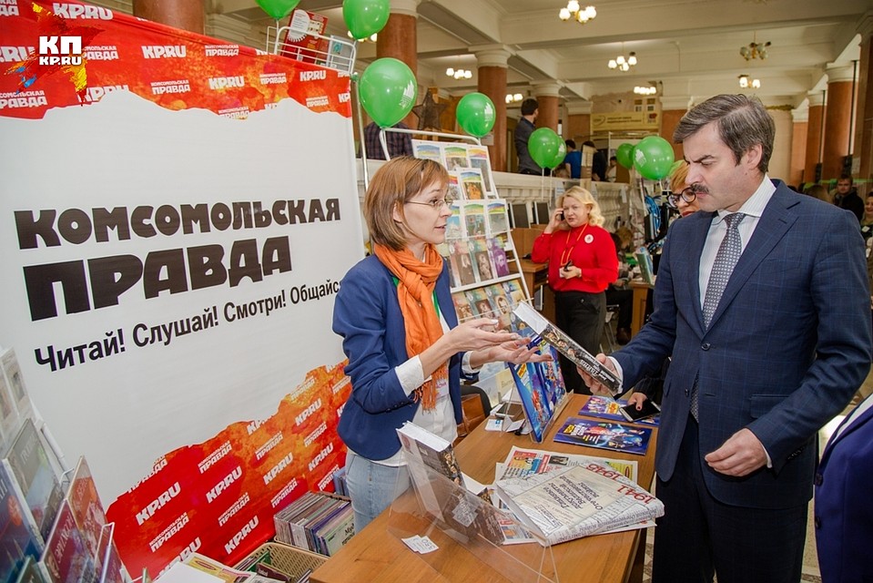 Евгению Редину вручили подарок от "Комсомолки". Фото: Валерий ЗВОНАРЕВ